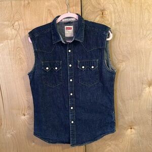 Levi’s sleeveless denim shirt. Men’s medium slim fit.
